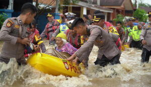 Kapolres Rohul Evakuasi 2 Lansia Korban Banjir